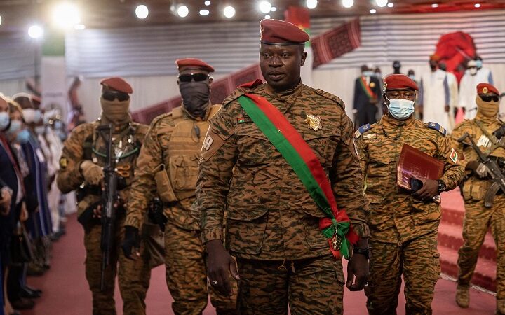 إنقلاب عسكري وتعليق العمل بالدستور في بوركينا فاسو