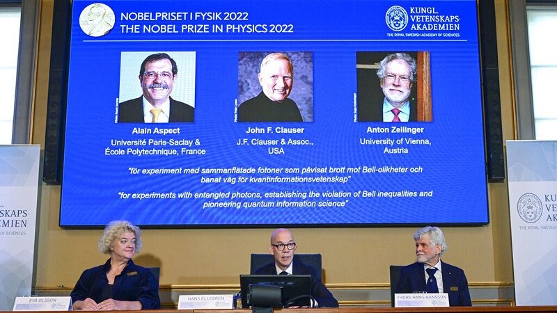 فوز الفرنسي ألان أسبيه والأميركي جون كلاوسر والنمساوي أنتون زيلينغر بجائزة نوبل للفيزياء 2022