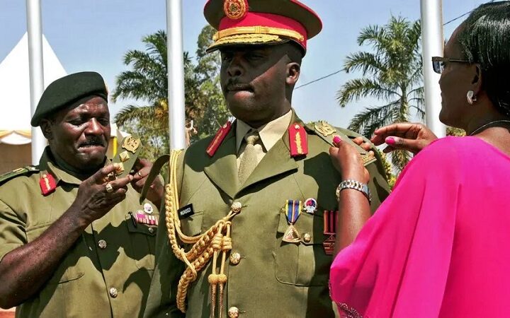 الرئيس الأوغندي أقال نجله من قيادة قوات المشاة بسبب تغريدة