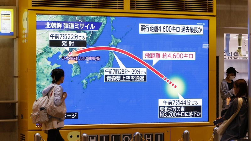 شاشة ضخمة تظهر صاروخ باليستي كوري شمالي حلّق فوق اليابان