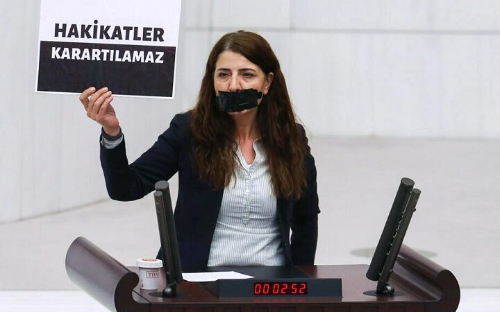 البرلمان التركي يقرّ قانوناً يجرّم نشر "الأخبار الكاذبة"