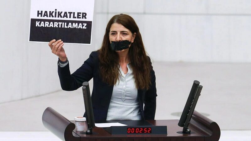 البرلمان التركي يقرّ قانوناً يجرّم نشر "الأخبار الكاذبة"