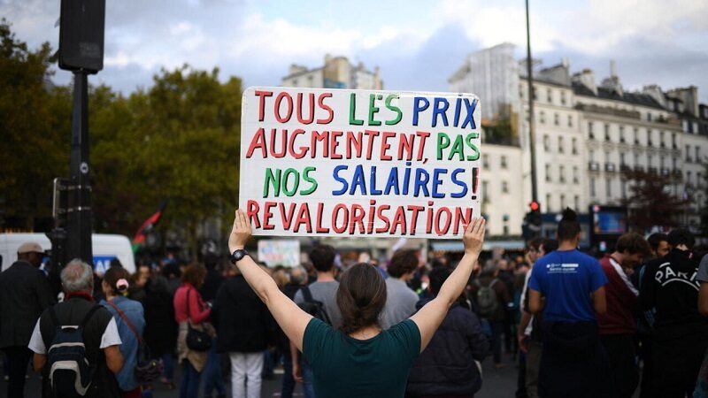 مظاهرة بالآلاف في باريس إحتجاجاً على غلاء المعيشة