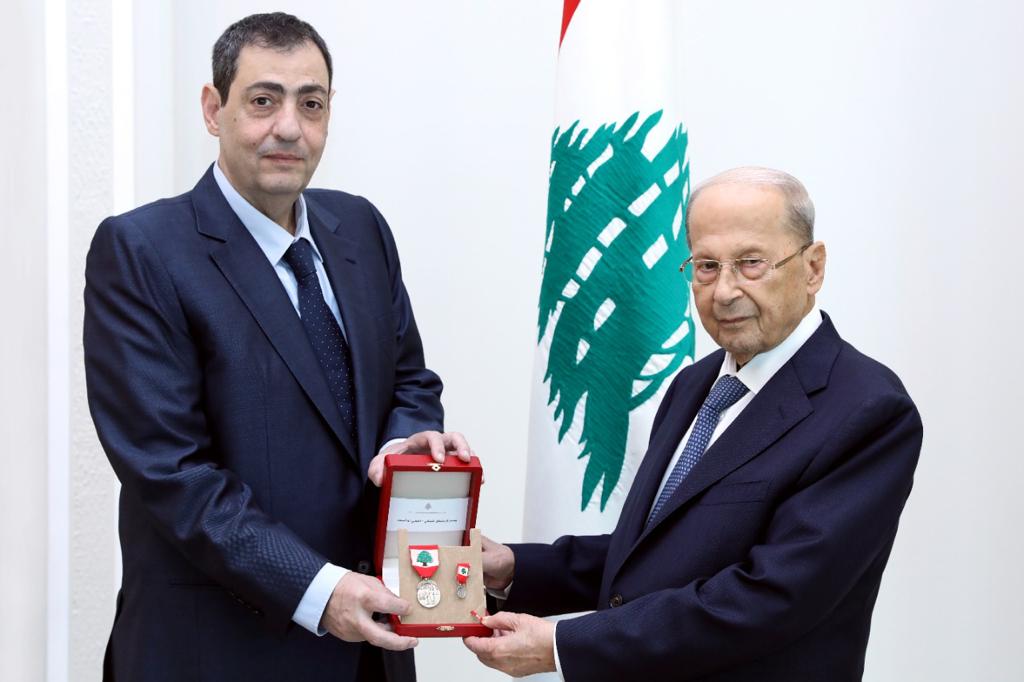 ميشال عون يمنح أكرم الحلبي وسام "الإستحقاق اللبناني"