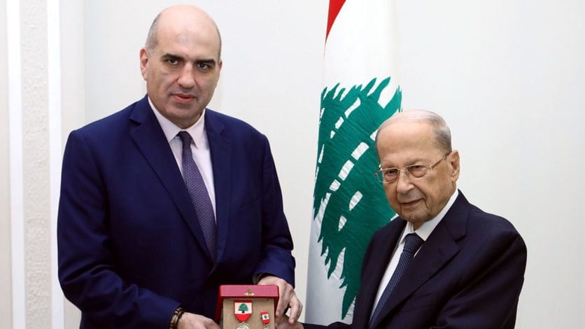 ميشال عون يمنح لويس لحود وسام "الإستحقاق اللبناني"