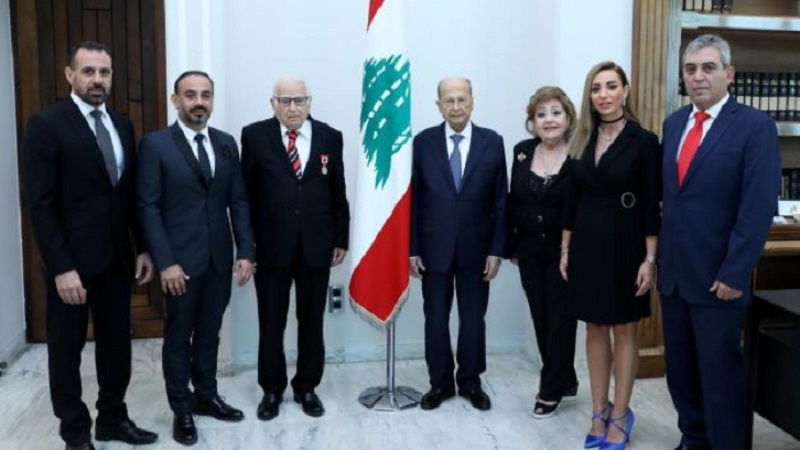ميشال عون منح الصحافي بديع نجم وسام الإستحقاق اللبناني - الفضي ذو السعف