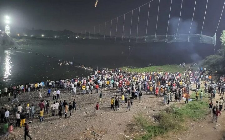 عشرات القتلى والمفقودين بإنهيار جسر في الهند