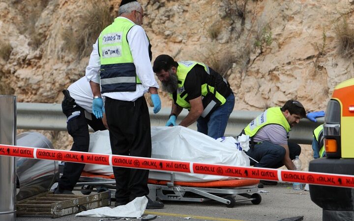 مقتل ثلاثة إسرائيليين بعملية طعن نفذها فلسطيني في الضفة الغربية