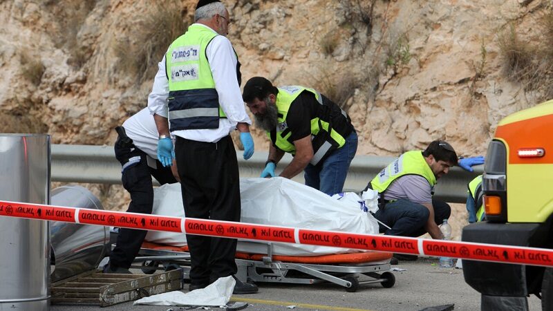 مقتل ثلاثة إسرائيليين بعملية طعن نفذها فلسطيني في الضفة الغربية