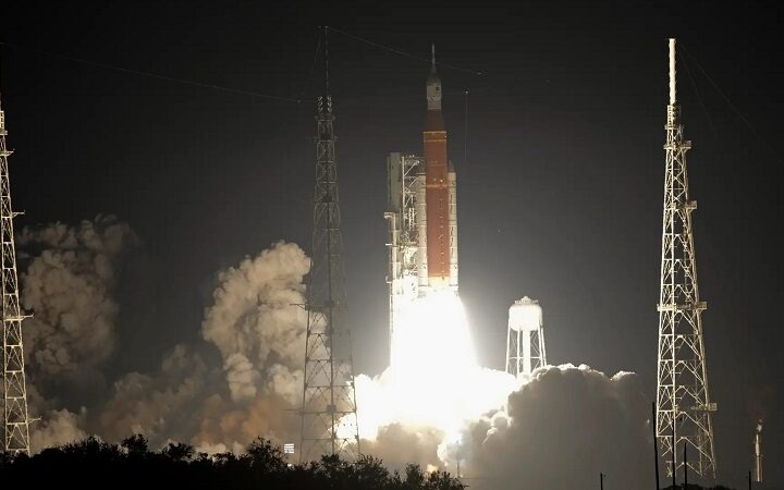 ناسا تطلق بنجاح صاروخها العملاق إلى القمر