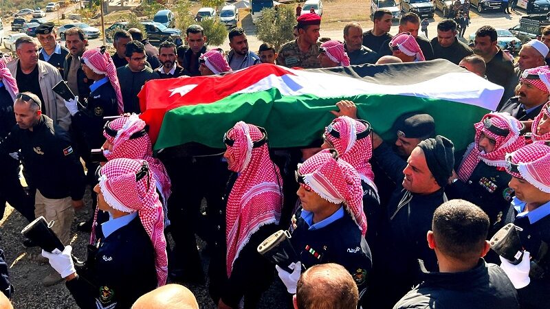 تشييع ضابط شرطة قتل خلال إحتجاجات في الأردن