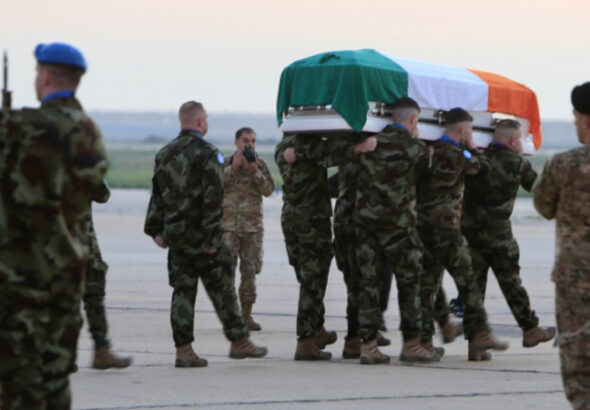تأبين جثمان الجندي الإيرلندي باليونيفل في مطار بيروت