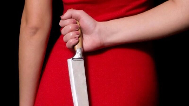 إمرأة تطعن بسكين