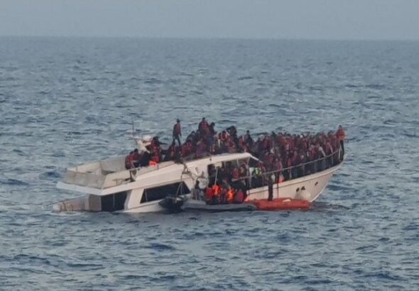 الجيش ينقذ 232 شخصاُ قبالة شاطىء سلعاتا - مهاجرين غير شرعيين