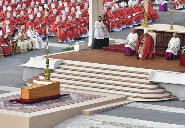 جنازة البابا بنديكتوس في الفاتيكان