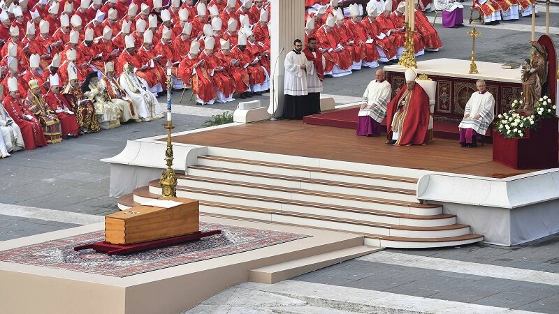 جنازة البابا بنديكتوس في الفاتيكان