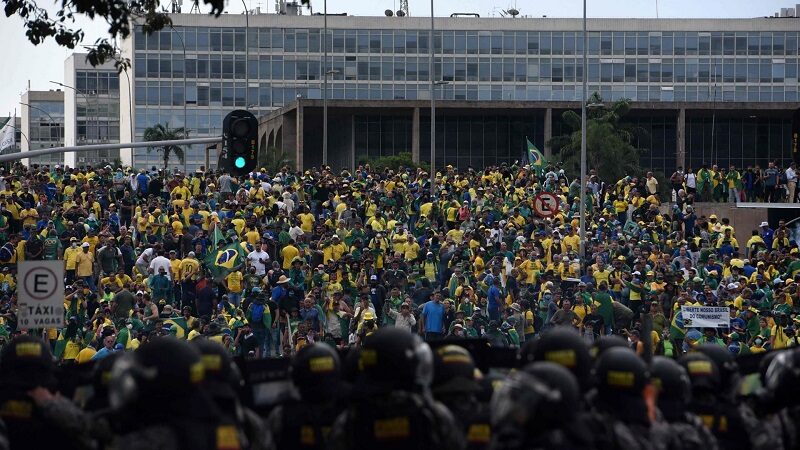 حشود تقتحم مقر الكونغرس في عاصمة البرازيل