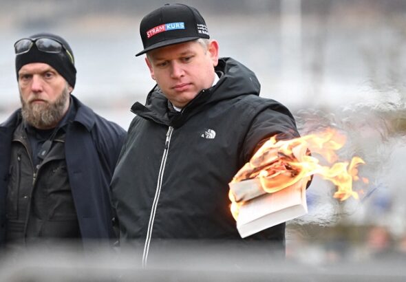 المتطرف السويدي راسموس بالودان يحرق القرآن الكريم أمام سفارة تركيا في ستوكهولم