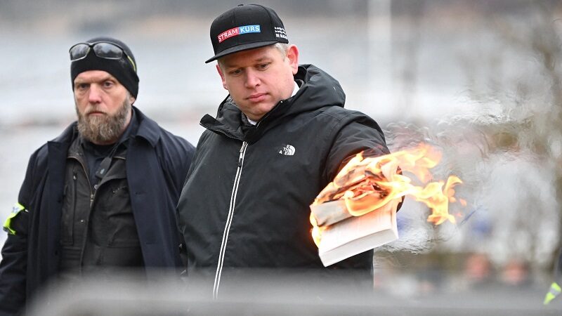 المتطرف السويدي راسموس بالودان يحرق القرآن الكريم أمام سفارة تركيا في ستوكهولم