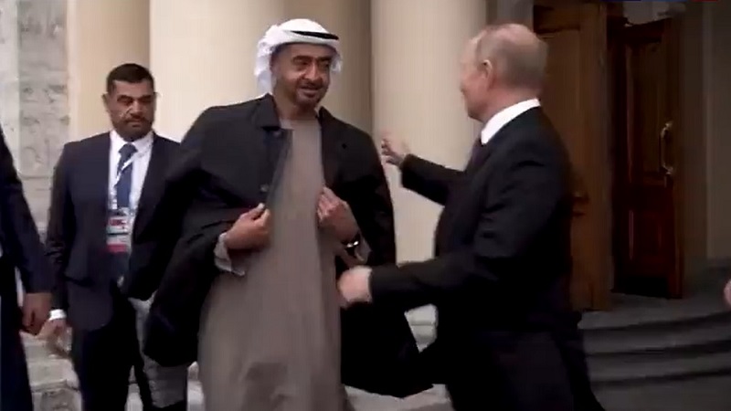 بوتين يهدي رئيس الإمارات معطفه الخاص (فيديو) - PublicPresse